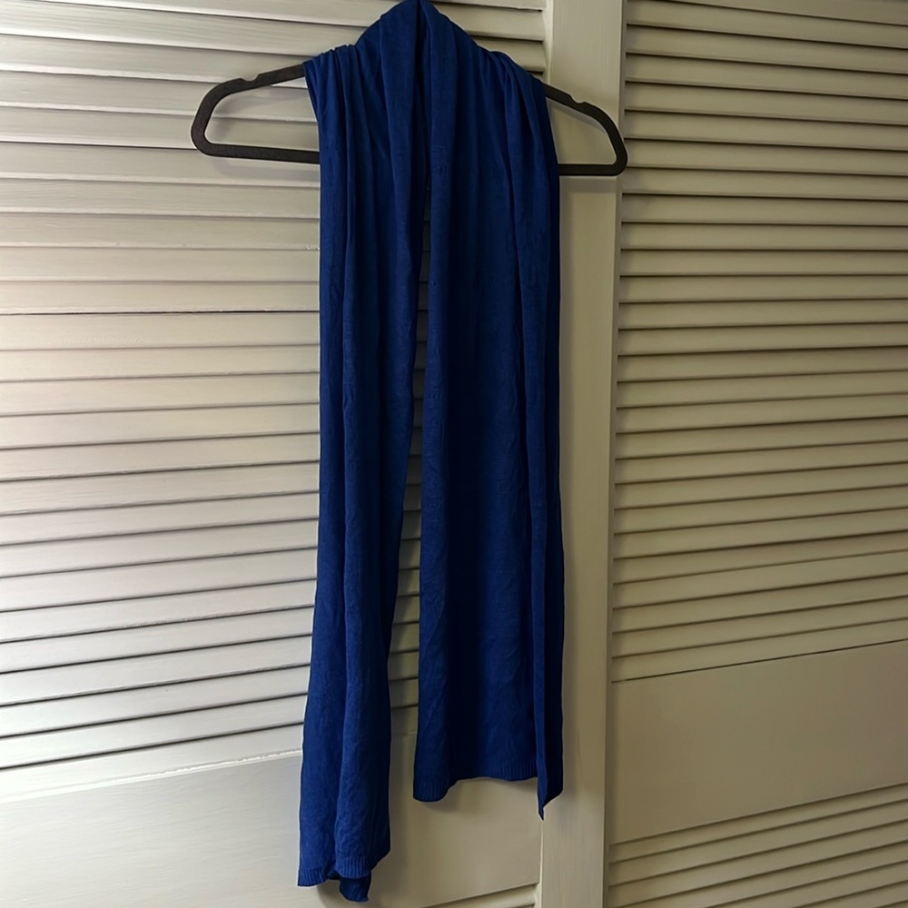 Lightweight, open-ended scarf